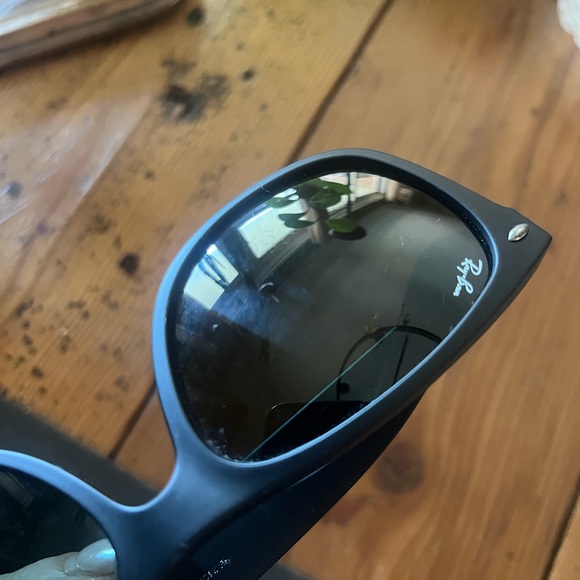 Ray ban New Wayfarer Sunglasses ( Matte Black frame ) - Picture 8 of 9